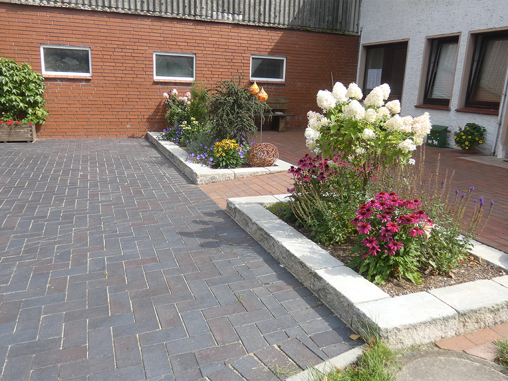 pflanzarbeiten-_0000s_0006_2